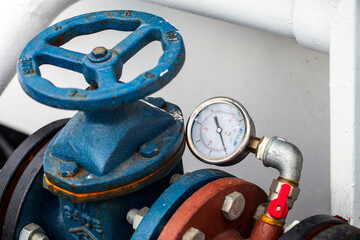Mechanical watch showing the steam Manometer pressure