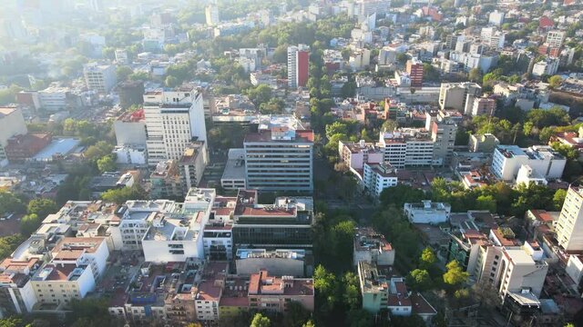 Calles de la ciudad de M&eacute;xico al amanecer en febrero