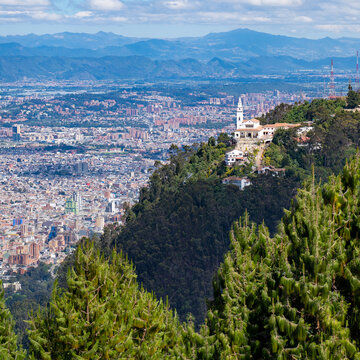 très belle vue sur le Cerro de Monserrate depuis le Cerro de Guadalupe, Bogota, Colombie