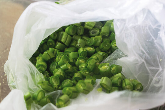 El interior de una bolsa pl&aacute;stica llena de hortalizas