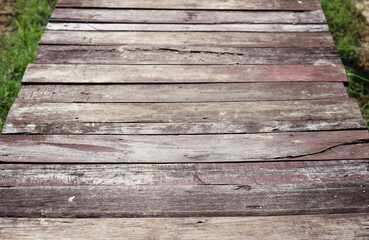 Obraz premium wooden walkway in the natural grass