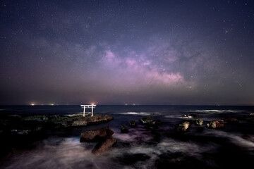神磯の鳥居と春の天の川