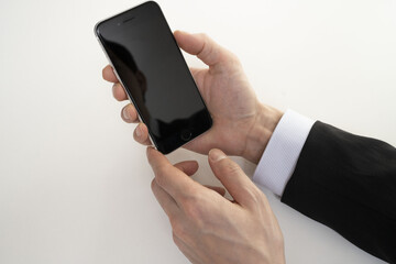 スマートフォンを操作する男性の手
