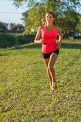 Mujer haciendo actividad fisica
running