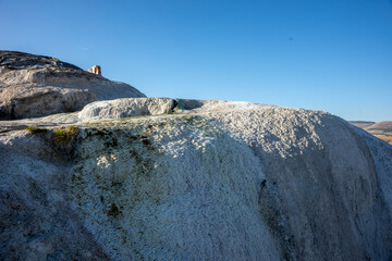 M.Ö.'ye tarihlenen hamam kalıntıları batı karadeniz'de karabük, eski çarşı. taş formlar ve sıcak su