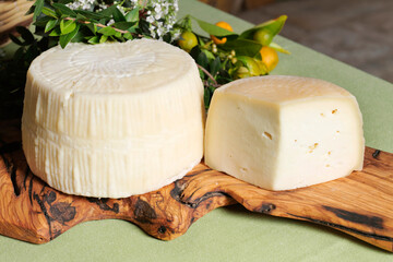 Forme di formaggio in tavola