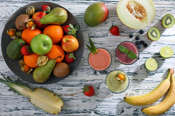 frullato di frutta fresca su tavolo rustico