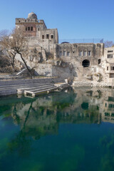 Obraz premium Beautiful reflection of ancient Katas Raj hindu Shiva temples on sacred pond in Chakwal, Punjab, Pakistan 