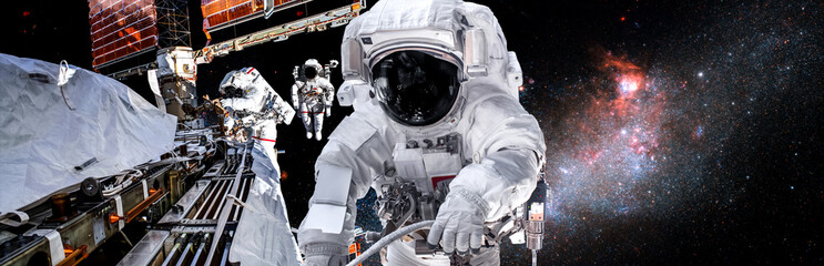 Astronaut-ruimtevaarder doet ruimtewandeling terwijl hij voor een ruimtestation in de ruimte werkt. Astronaut draagt een volledig ruimtepak voor ruimteoperaties. Elementen van deze afbeelding geleverd door NASA-ruimteastronautenfoto& 39 s.