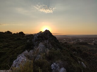 Lever de soleil au milieu des montagnes de Provence