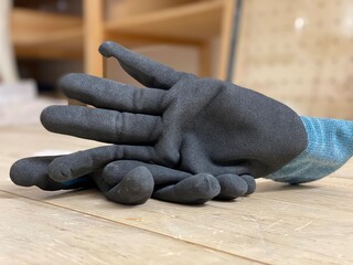 Handschuhe Arbeitshandschuhe auf der Baustelle und gegen COVID-19 während der Pause