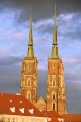 Obraz premium Wroclaw, zabytkowa dzielnica Ostrow Tumski, koscioly