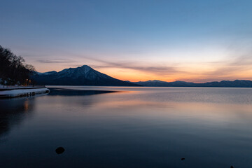 北海道　冬の支笏湖の夕景