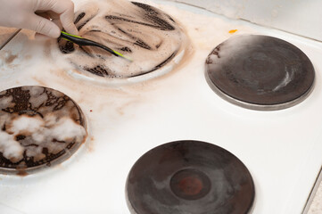 Electric cooker before and after wiping off the detergent