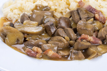 rognons de porc cuisiné et riz blanc