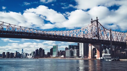 Fototapeta premium Queensboro Bridge connecting Roosevelt Island with Manhattan; slow motion; New York City