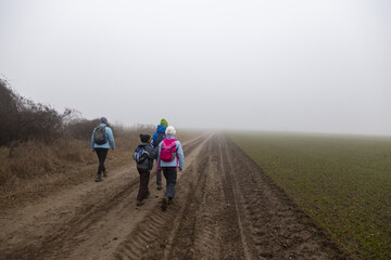 Obraz premium Familie macht ausflug im nebel