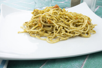 spaghetti au pesto et calamars