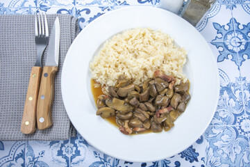 rognons de porc cuisiné et riz blanc