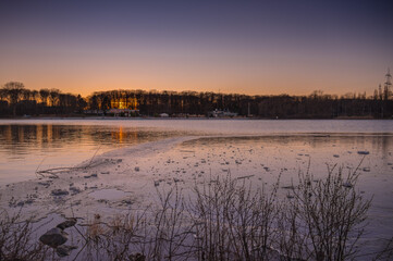 Winterlicher Sonnenuntergang am Fühlinger See in Köln 