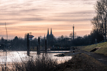 Blick auf den K&ouml;lner Dom im M&uuml;hlheimer Hafen in der Abendd&auml;mmerung 