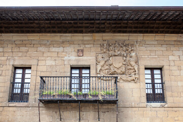 Escudo de armas en fachada frontal de casona en Comillas, Cantabria (España)