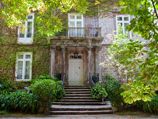 Fachada frontal de casa solariega en Comillas, Cantabria (España)