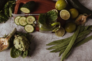 Batido Detox con sus ingredientes alrededor