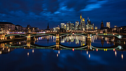 Fototapeta na wymiar Blaue Stunde über Frankfurt City im Weitwinkel