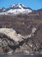 bateau de pêche sur un lac - Suisse Alpes