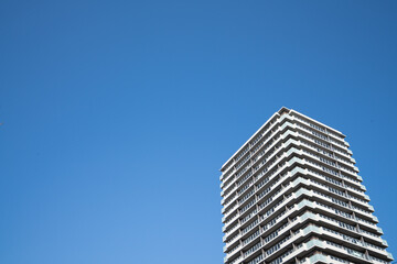 青空にのびるマンション/分譲住宅マンション/ファミリー向けマンション