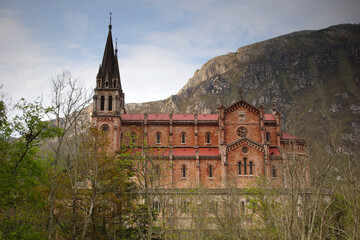 Basílica de Santa María la Real, en Covadonga (Asturias), en el Parque Nacional Picos de Europa.