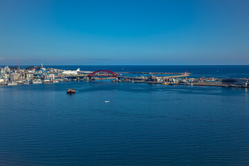 잔잔한 호수와 바다가 함께 보이는 도시 풍경