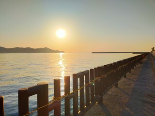 夕焼けの空と夏の海と水平線の風景