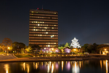 小倉中心街夜の紫川と勝山公園の眺め