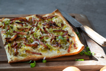 Flammkuchen mit Lauch, Zwiebel und Speck