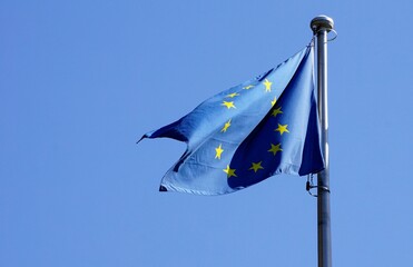 風になびく欧州旗