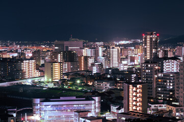 Fototapeta na wymiar 日本の地方都市、福岡市愛宕神社から望む夜景の美しいビル街の灯りと街並み