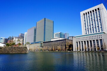 東京大手町のビル群と皇居のお濠