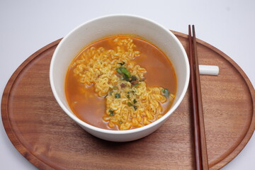 흰색 그릇에 담긴 한국 인스턴트 라면