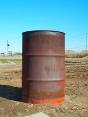 畑のごみ焼却用の錆びたドラム缶のある風景