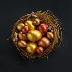 Obraz premium Easter nest with golden eggs
