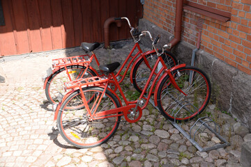 Fototapeta na wymiar Rote Fahrräder in Schweden