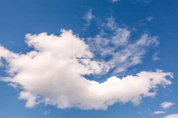 Fototapeta na wymiar White cloud in the blue sky
