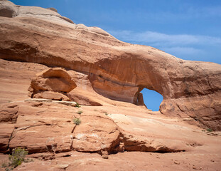 Fantastic Looking Glass Arch trail in the summertime on a partly cloudy day