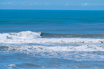 Oceano azul, lindo dia de sol para surfar. Pegando onda.