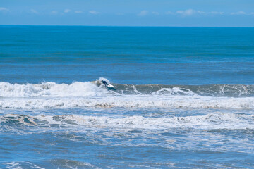 Oceano azul, lindo dia de sol para surfar. Pegando onda.