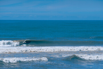 Oceano azul, lindo dia de sol para surfar. Pegando onda.