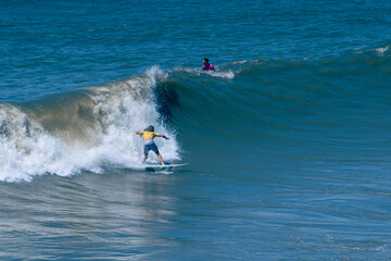 Oceano azul, lindo dia de sol para surfar. Pegando onda.