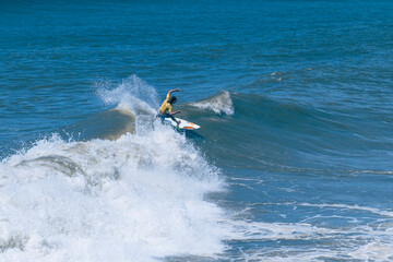 Oceano azul, lindo dia de sol para surfar. Pegando onda.